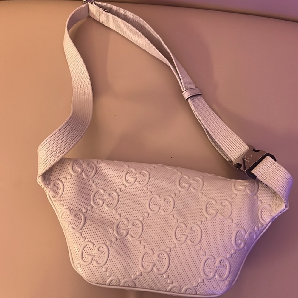 Gucci embossed belt purse😍 - Picture 2 of 8